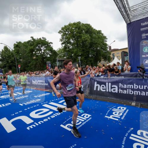 29.06.2025 - hella hamburg halbmarathon Zöllner http://msf.ph/oto/8417803 29.06.2025 10:51:25 Ziel 1817, 2364, 2411, 2636, 2718, 2946, 4814, 5820, 6657, 6776, 8316, 8989, 9214, 9656, 10480, 10667, 11124, 11422, 12016, 13047, 14865, 14994, 15950, 16357, 18019, 18489 meine-sportfotos.de