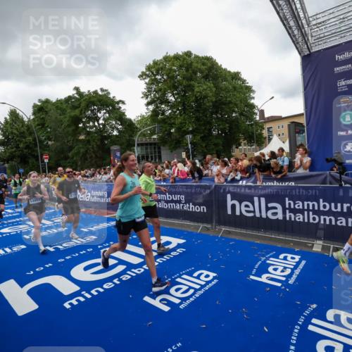 29.06.2025 - hella hamburg halbmarathon Zöllner http://msf.ph/oto/8417822 29.06.2025 10:51:26 Ziel 1817, 2364, 2411, 2636, 2718, 2946, 4814, 5820, 6776, 8989, 9214, 9656, 10667, 11124, 11422, 12016, 13047, 13792, 14865, 14994, 15871, 15950, 16357, 18489 meine-sportfotos.de