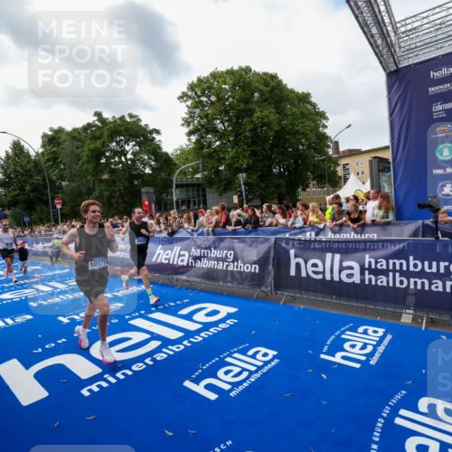 29.06.2025 - hella hamburg halbmarathon Zöllner http://msf.ph/oto/8417863 29.06.2025 10:29:14 Ziel 3043, 8473, 10171, 16157, 19194 meine-sportfotos.de