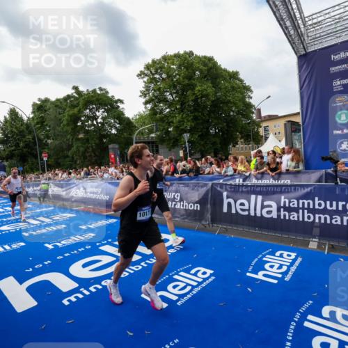 29.06.2025 - hella hamburg halbmarathon Zöllner http://msf.ph/oto/8417877 29.06.2025 10:29:15 Ziel 3043, 8473, 10171, 19194 meine-sportfotos.de