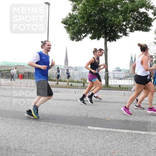 29.06.2025 - hella hamburg halbmarathon Lena Gebhardt http://msf.ph/oto/8417888 29.06.2025 10:52:03 Lombardsbrücke 1418, 1978, 2593, 3038, 3240, 3991, 4087, 4273, 4436, 4598, 4606, 4815, 5062, 5262, 5291, 5534, 5716, 5717, 6007, 6386, 6403, 6404, 6406, 6456, 6604, 6885, 6947, 6985, 7682, 7690, 7691, 8194, 8196, 8250, 8251, 8399, 8621, 9220, 9340, 9368, 9460, 9462, 9590, 9594, 9673, 9730, 10296, 10342, 10521, 10533, 10634, 10673, 10693, 10830, 10884, 11101, 11126, 11127, 11375, 11736, 11875, 11899, 11974, 12065, 12558 meine-sportfotos.de