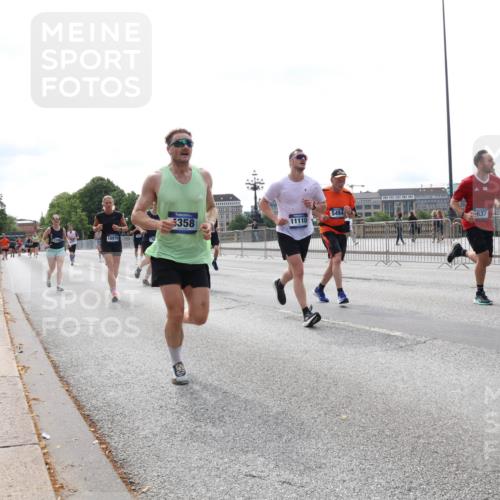 29.06.2025 - hella hamburg halbmarathon Lena Gebhardt http://msf.ph/oto/8417900 29.06.2025 10:27:03 Lombardsbrücke 18978, 358, 11110, 637, 1530, 1793, 1973, 2045, 2306, 2643, 2775, 4358, 4507, 4509, 5494, 5495, 5707, 6259, 6625, 6637, 7069, 7234, 7314, 7944, 8056, 8079, 8281, 9186, 9349, 10077, 10465, 11110, 11270, 11740, 11766, 12071, 13462, 14020, 14021, 15027, 15108, 15641, 15878, 16479, 16788, 17049, 17300, 17445, 17675, 18074, 18516, 18962, 18976, 18978 meine-sportfotos.de