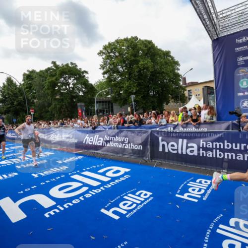 29.06.2025 - hella hamburg halbmarathon Zöllner http://msf.ph/oto/8417901 29.06.2025 10:29:15 Ziel 3043, 8473, 10171, 19194 meine-sportfotos.de