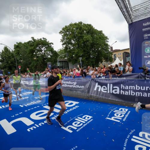 29.06.2025 - hella hamburg halbmarathon Zöllner http://msf.ph/oto/8417902 29.06.2025 10:51:28 Ziel 2364, 2411, 2946, 5820, 6776, 7943, 8989, 9214, 9656, 11124, 11422, 13047, 13792, 14865, 14994, 15871, 15950, 16357, 17131, 18489 meine-sportfotos.de