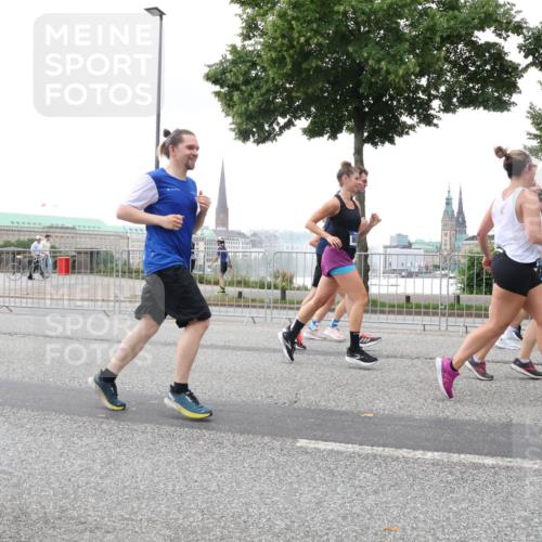 29.06.2025 - hella hamburg halbmarathon Lena Gebhardt http://msf.ph/oto/8417904 29.06.2025 10:52:03 Lombardsbrücke 1418, 1978, 2593, 3038, 3240, 3991, 4087, 4273, 4436, 4598, 4606, 4815, 5062, 5262, 5291, 5534, 5716, 5717, 6007, 6386, 6403, 6404, 6406, 6456, 6604, 6885, 6947, 6985, 7682, 7690, 7691, 8194, 8196, 8250, 8251, 8399, 8621, 9220, 9340, 9368, 9460, 9462, 9590, 9594, 9673, 9730, 10296, 10342, 10521, 10533, 10634, 10673, 10693, 10830, 10884, 11101, 11126, 11127, 11375, 11736, 11875, 11899, 11974, 12065, 12558 meine-sportfotos.de