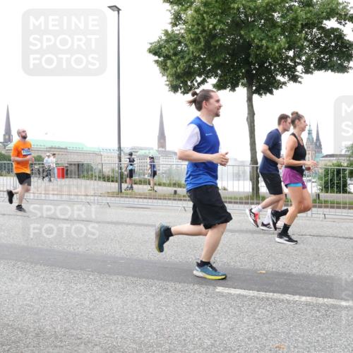 29.06.2025 - hella hamburg halbmarathon Lena Gebhardt http://msf.ph/oto/8417924 29.06.2025 10:52:03 Lombardsbrücke 35, 1418, 17253, 1418, 1978, 2593, 3038, 3240, 3991, 4087, 4273, 4436, 4598, 4606, 4815, 5062, 5262, 5291, 5534, 5716, 5717, 6007, 6386, 6403, 6404, 6406, 6456, 6604, 6885, 6947, 6985, 7682, 7690, 7691, 8194, 8196, 8250, 8251, 8399, 8621, 9220, 9340, 9368, 9460, 9462, 9590, 9594, 9673, 9730, 10296, 10342, 10521, 10533, 10634, 10673, 10693, 10830, 10884, 11101, 11126, 11127, 11375, 11736, 11875, 11899, 11974, 12065, 12558 meine-sportfotos.de