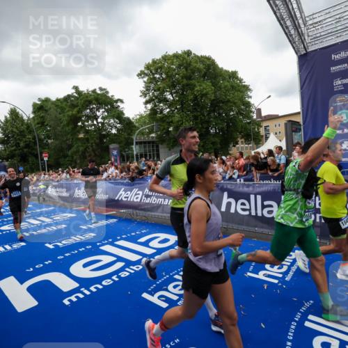 29.06.2025 - hella hamburg halbmarathon Zöllner http://msf.ph/oto/8417925 29.06.2025 10:51:30 Ziel 1335, 2364, 2411, 2946, 5820, 7943, 8989, 9214, 9656, 11124, 11422, 13403, 13792, 15871, 15950, 16357, 17131, 18489 meine-sportfotos.de