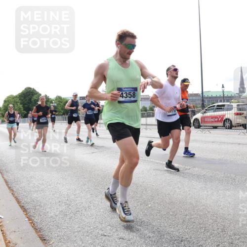 29.06.2025 - hella hamburg halbmarathon Lena Gebhardt http://msf.ph/oto/8417936 29.06.2025 10:27:03 Lombardsbrücke 17, 18978, 2045, 349, 4358, 5637, 1530, 1793, 1973, 2045, 2306, 2643, 2775, 4358, 4507, 4509, 5494, 5495, 5707, 6259, 6625, 6637, 7069, 7234, 7314, 7944, 8056, 8079, 8281, 9186, 9349, 10077, 10465, 11110, 11270, 11740, 11766, 12071, 13462, 14020, 14021, 15027, 15108, 15641, 15878, 16479, 16788, 17049, 17300, 17445, 17675, 18074, 18516, 18962, 18976, 18978 meine-sportfotos.de