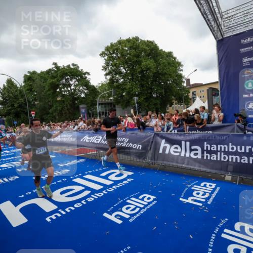 29.06.2025 - hella hamburg halbmarathon Zöllner http://msf.ph/oto/8417943 29.06.2025 10:51:31 Ziel 1335, 2411, 2946, 5820, 7943, 9214, 9656, 11422, 13403, 13792, 15871, 15950, 16357, 17131 meine-sportfotos.de
