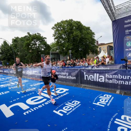 29.06.2025 - hella hamburg halbmarathon Zöllner http://msf.ph/oto/8417947 29.06.2025 10:29:16 Ziel 3043, 8473, 12337, 14395, 19194 meine-sportfotos.de