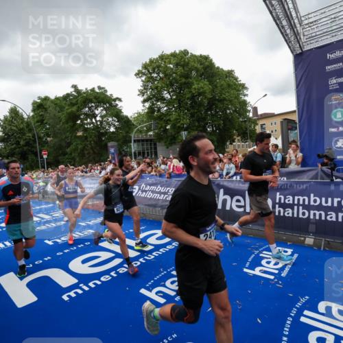 29.06.2025 - hella hamburg halbmarathon Zöllner http://msf.ph/oto/8417958 29.06.2025 10:51:31 Ziel 1335, 2411, 2946, 5820, 7943, 9214, 9656, 11422, 13403, 13792, 15871, 15950, 16357, 17131 meine-sportfotos.de