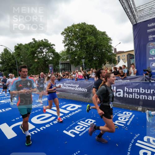 29.06.2025 - hella hamburg halbmarathon Zöllner http://msf.ph/oto/8417976 29.06.2025 10:51:32 Ziel 1335, 2411, 2946, 5820, 7943, 9214, 9656, 10691, 11422, 13403, 13792, 15871, 15950, 16357, 17131 meine-sportfotos.de
