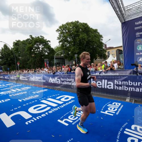29.06.2025 - hella hamburg halbmarathon Zöllner http://msf.ph/oto/8417986 29.06.2025 10:29:17 Ziel 8473, 12287, 12337, 14395, 19194 meine-sportfotos.de