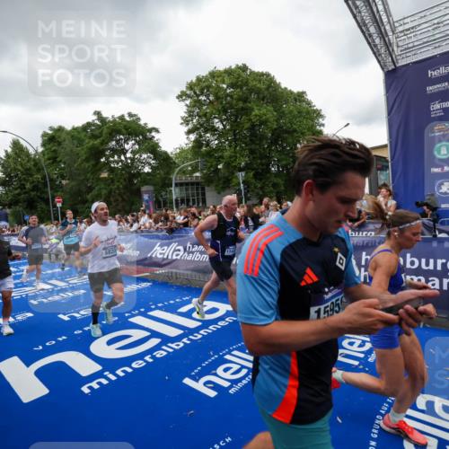 29.06.2025 - hella hamburg halbmarathon Zöllner http://msf.ph/oto/8417993 29.06.2025 10:51:33 Ziel 1335, 2946, 5820, 7943, 9656, 10691, 11422, 13403, 13792, 15871, 15950, 17131 meine-sportfotos.de