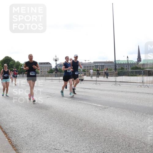29.06.2025 - hella hamburg halbmarathon Lena Gebhardt http://msf.ph/oto/8417995 29.06.2025 10:27:04 Lombardsbrücke 17, 18978, 54, 1530, 1793, 1973, 2045, 2306, 2643, 2775, 4358, 4507, 4509, 5494, 5495, 5707, 5825, 6259, 6625, 6637, 7069, 7234, 7314, 7944, 8056, 8079, 8281, 9186, 9349, 10077, 10465, 11110, 11270, 11740, 11766, 12071, 13462, 14020, 14021, 15027, 15108, 15641, 15878, 16479, 16788, 17049, 17300, 17445, 17675, 18074, 18516, 18962, 18976, 18978 meine-sportfotos.de