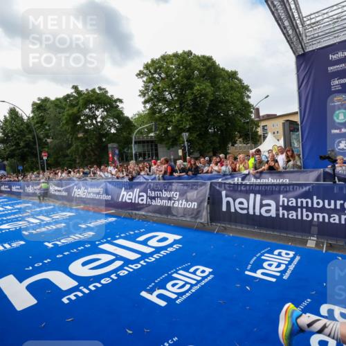 29.06.2025 - hella hamburg halbmarathon Zöllner http://msf.ph/oto/8417996 29.06.2025 10:29:18 Ziel 12287, 12337, 14395, 19194 meine-sportfotos.de