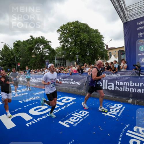 29.06.2025 - hella hamburg halbmarathon Zöllner http://msf.ph/oto/8418005 29.06.2025 10:51:33 Ziel 1335, 2946, 5820, 7943, 9656, 10691, 11422, 13403, 13792, 15871, 15950, 17131 meine-sportfotos.de
