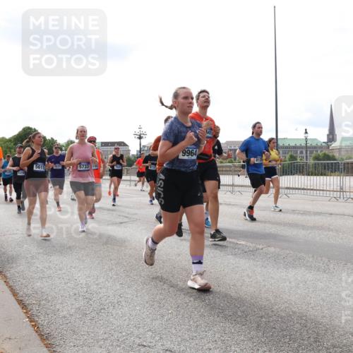 29.06.2025 - hella hamburg halbmarathon Lena Gebhardt http://msf.ph/oto/8418006 29.06.2025 10:18:02 Lombardsbrücke 598, 5611, 2931, 5733, 155, 7641, 9734, 9964, 812, 1015, 1159, 1160, 1268, 1274, 1325, 1458, 1554, 1622, 1641, 1749, 1795, 1982, 2087, 2094, 2147, 2259, 2335, 2548, 2634, 2931, 3125, 3138, 3292, 3321, 3482, 3977, 4218, 4710, 4738, 4804, 5002, 5004, 5290, 5611, 5733, 6254, 6270, 6336, 6352, 7094, 7258, 7413, 7641, 7649, 7838, 7882, 7883, 8067, 8128, 8144, 8248, 8607, 8799, 9400, 9539, 9717, 9734, 9798, 9834, 9844, 9848, 9964, 10174, 10332, 10509, 10908, 12498 meine-sportfotos.de