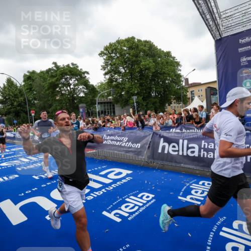 29.06.2025 - hella hamburg halbmarathon Zöllner http://msf.ph/oto/8418020 29.06.2025 10:51:34 Ziel 1335, 5820, 7943, 10691, 11422, 13403, 13792, 15871, 17131 meine-sportfotos.de