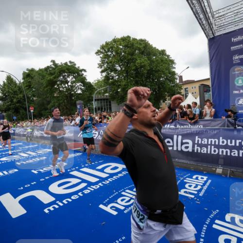 29.06.2025 - hella hamburg halbmarathon Zöllner http://msf.ph/oto/8418028 29.06.2025 10:51:34 Ziel 1335, 5820, 7943, 10691, 11422, 13403, 13792, 15871, 17131 meine-sportfotos.de