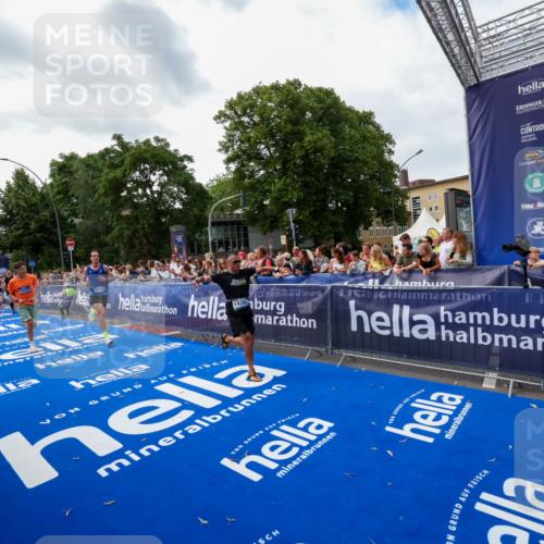 29.06.2025 - hella hamburg halbmarathon Zöllner http://msf.ph/oto/8418042 29.06.2025 10:29:23 Ziel 2075, 8975, 9571, 12287, 12337, 13838, 14164, 14395, 19203 meine-sportfotos.de