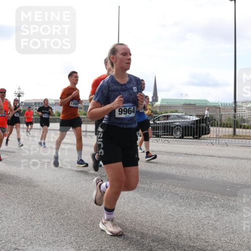 29.06.2025 - hella hamburg halbmarathon Lena Gebhardt http://msf.ph/oto/8418056 29.06.2025 10:18:02 Lombardsbrücke 9734, 5733, 5611, 10644, 13681, 9964, 1015, 1159, 1160, 1268, 1274, 1325, 1458, 1554, 1622, 1641, 1749, 1795, 1982, 2087, 2094, 2147, 2259, 2335, 2548, 2634, 2931, 3125, 3138, 3292, 3321, 3482, 3977, 4218, 4710, 4738, 4804, 5002, 5004, 5290, 5611, 5733, 6254, 6270, 6336, 6352, 7094, 7258, 7413, 7641, 7649, 7838, 7882, 7883, 8067, 8128, 8144, 8248, 8607, 8799, 9400, 9539, 9717, 9734, 9798, 9834, 9844, 9848, 9964, 10174, 10332, 10509, 10908, 12498 meine-sportfotos.de