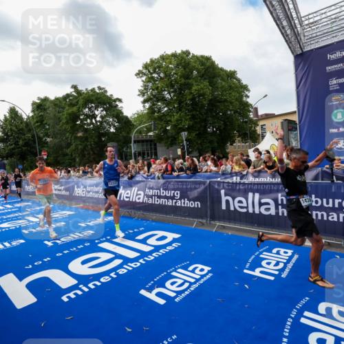 29.06.2025 - hella hamburg halbmarathon Zöllner http://msf.ph/oto/8418059 29.06.2025 10:29:24 Ziel 2075, 8975, 9571, 12287, 12337, 13838, 14164, 14395, 15880, 18737, 19203 meine-sportfotos.de