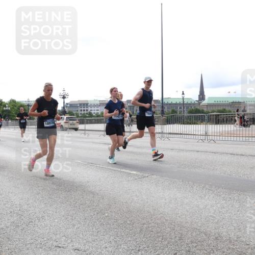 29.06.2025 - hella hamburg halbmarathon Lena Gebhardt http://msf.ph/oto/8418065 29.06.2025 10:27:05 Lombardsbrücke 179, 8281, 2045, 49, 18978, 7049, 1530, 1793, 1973, 2045, 2306, 2643, 2775, 4358, 4507, 4509, 5494, 5495, 5707, 5825, 6259, 6625, 6637, 7069, 7234, 7314, 7944, 8056, 8079, 8281, 9186, 9349, 10077, 10465, 11110, 11270, 11740, 11766, 12071, 13462, 14020, 14021, 15027, 15108, 15641, 15878, 16479, 16788, 17049, 17300, 17445, 17675, 18074, 18516, 18962, 18976, 18978 meine-sportfotos.de