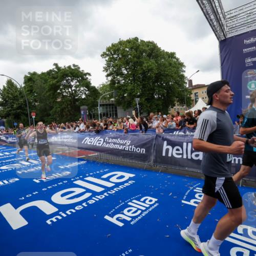 29.06.2025 - hella hamburg halbmarathon Zöllner http://msf.ph/oto/8418068 29.06.2025 10:51:35 Ziel 1335, 5008, 7943, 10691, 13403, 13792, 15871, 17131, 19007 meine-sportfotos.de