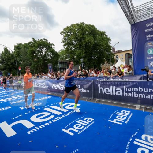 29.06.2025 - hella hamburg halbmarathon Zöllner http://msf.ph/oto/8418073 29.06.2025 10:29:24 Ziel 2075, 8975, 9571, 12287, 12337, 13838, 14164, 14395, 15880, 18737, 19203 meine-sportfotos.de
