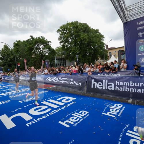 29.06.2025 - hella hamburg halbmarathon Zöllner http://msf.ph/oto/8418077 29.06.2025 10:51:35 Ziel 1335, 5008, 7943, 10691, 13403, 13792, 15871, 17131, 19007 meine-sportfotos.de