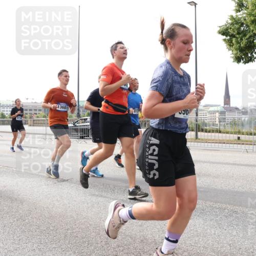 29.06.2025 - hella hamburg halbmarathon Lena Gebhardt http://msf.ph/oto/8418081 29.06.2025 10:18:03 Lombardsbrücke 5733, 155, 1015, 1159, 1160, 1268, 1274, 1325, 1458, 1554, 1622, 1641, 1749, 1795, 1982, 2087, 2094, 2147, 2259, 2335, 2548, 2634, 2931, 3125, 3138, 3292, 3321, 3482, 3977, 4218, 4710, 4738, 4804, 5002, 5004, 5290, 5611, 5733, 6254, 6270, 6336, 6352, 7094, 7258, 7413, 7641, 7649, 7838, 7882, 7883, 8067, 8128, 8144, 8248, 8607, 8799, 9400, 9539, 9717, 9734, 9798, 9834, 9844, 9964, 10174, 10332, 10509, 10908, 12498 meine-sportfotos.de