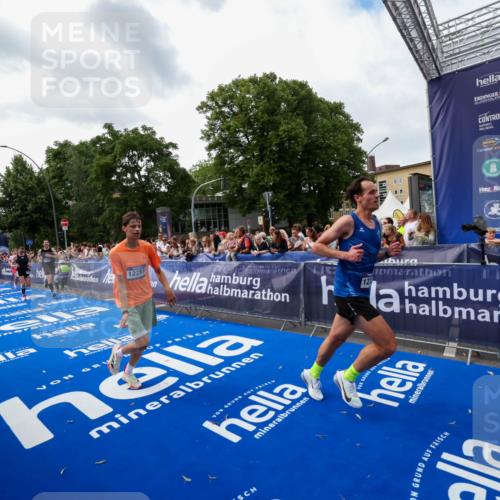 29.06.2025 - hella hamburg halbmarathon Zöllner http://msf.ph/oto/8418084 29.06.2025 10:29:25 Ziel 2075, 8975, 9571, 10156, 12234, 12287, 12337, 13838, 14164, 14395, 15880, 18737, 19203 meine-sportfotos.de