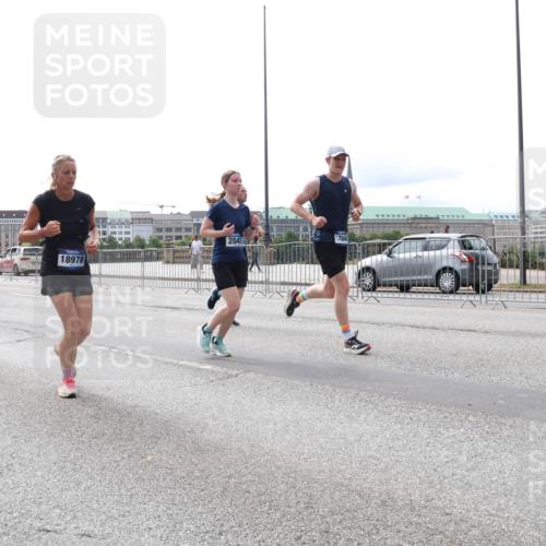 29.06.2025 - hella hamburg halbmarathon Lena Gebhardt http://msf.ph/oto/8418086 29.06.2025 10:27:05 Lombardsbrücke 18978, 2045, 17049, 1530, 1793, 1973, 2045, 2306, 2643, 2775, 4358, 4507, 4509, 5494, 5495, 5707, 5825, 6259, 6625, 6637, 7069, 7234, 7314, 7944, 8056, 8079, 8281, 9186, 9349, 10077, 10465, 11110, 11270, 11740, 11766, 12071, 13462, 14020, 14021, 15027, 15108, 15641, 15878, 16479, 16788, 17049, 17300, 17445, 17675, 18074, 18516, 18962, 18976, 18978 meine-sportfotos.de