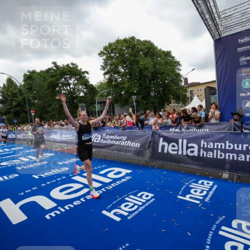 29.06.2025 - hella hamburg halbmarathon Zöllner http://msf.ph/oto/8418087 29.06.2025 10:51:36 Ziel 1335, 5008, 7943, 10691, 13327, 13403, 17131, 19007 meine-sportfotos.de