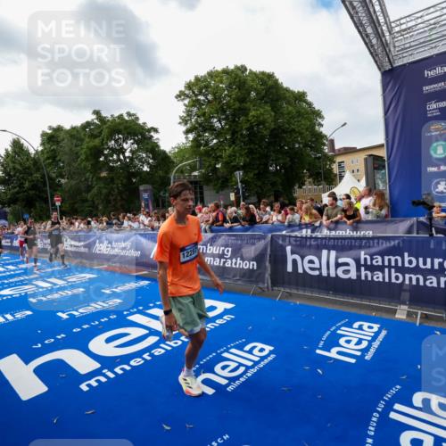 29.06.2025 - hella hamburg halbmarathon Zöllner http://msf.ph/oto/8418097 29.06.2025 10:29:25 Ziel 2075, 8975, 9571, 10156, 12234, 12287, 12337, 13838, 14164, 14395, 15880, 18737, 19203 meine-sportfotos.de