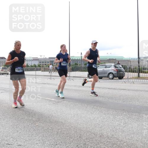 29.06.2025 - hella hamburg halbmarathon Lena Gebhardt http://msf.ph/oto/8418106 29.06.2025 10:27:05 Lombardsbrücke 18978, 2045, 7049, 1530, 1793, 1973, 2045, 2306, 2643, 2775, 4358, 4507, 4509, 5494, 5495, 5707, 5825, 6259, 6625, 6637, 7069, 7234, 7314, 7944, 8056, 8079, 8281, 9186, 9349, 10077, 10465, 11110, 11270, 11740, 11766, 12071, 13462, 14020, 14021, 15027, 15108, 15641, 15878, 16479, 16788, 17049, 17300, 17445, 17675, 18074, 18516, 18962, 18976, 18978 meine-sportfotos.de