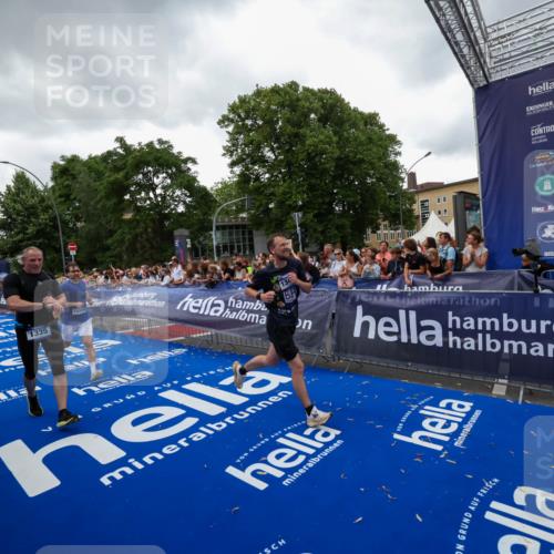 29.06.2025 - hella hamburg halbmarathon Zöllner http://msf.ph/oto/8418118 29.06.2025 10:51:37 Ziel 1335, 5008, 7943, 10691, 13327, 13403, 19007 meine-sportfotos.de