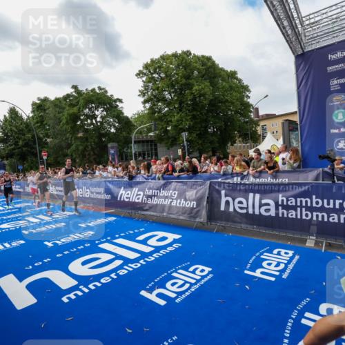 29.06.2025 - hella hamburg halbmarathon Zöllner http://msf.ph/oto/8418123 29.06.2025 10:29:26 Ziel 2075, 8975, 9571, 10156, 12234, 12287, 13838, 14164, 15880, 16118, 18737, 19203 meine-sportfotos.de