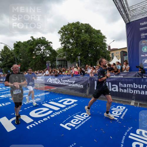 29.06.2025 - hella hamburg halbmarathon Zöllner http://msf.ph/oto/8418129 29.06.2025 10:51:37 Ziel 1335, 5008, 7943, 10691, 13327, 13403, 19007 meine-sportfotos.de