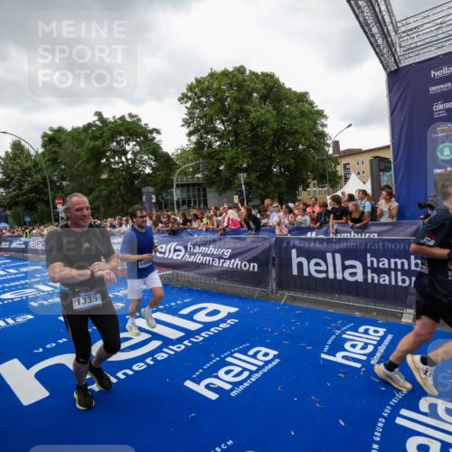 29.06.2025 - hella hamburg halbmarathon Zöllner http://msf.ph/oto/8418133 29.06.2025 10:51:38 Ziel 1335, 5008, 10691, 13327, 13403, 14012, 19007, 19020 meine-sportfotos.de