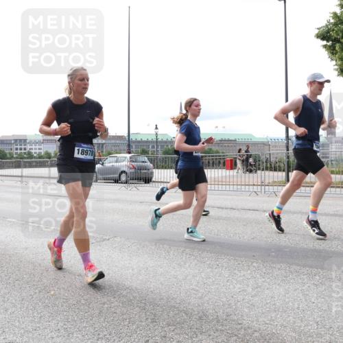 29.06.2025 - hella hamburg halbmarathon Lena Gebhardt http://msf.ph/oto/8418152 29.06.2025 10:27:06 Lombardsbrücke 1793, 8281, 18978, 1530, 1793, 1973, 2045, 2306, 2643, 2775, 4358, 4507, 4509, 5494, 5495, 5707, 5825, 6259, 6625, 6637, 7069, 7234, 7314, 7944, 8056, 8079, 8281, 9186, 9349, 10077, 10465, 11110, 11270, 11740, 11766, 12071, 13462, 14020, 14021, 15027, 15108, 15641, 15878, 16479, 16788, 17049, 17300, 17445, 17675, 18074, 18097, 18516, 18962, 18976, 18978 meine-sportfotos.de