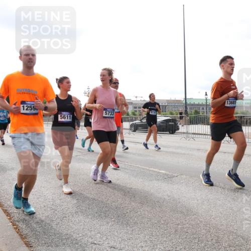 29.06.2025 - hella hamburg halbmarathon Lena Gebhardt http://msf.ph/oto/8418156 29.06.2025 10:18:03 Lombardsbrücke 9717, 11718, 14496, 1259, 15, 9734, 5733, 5611, 13681, 12752, 1015, 1159, 1160, 1268, 1274, 1325, 1458, 1554, 1622, 1641, 1749, 1795, 1982, 2087, 2094, 2147, 2259, 2335, 2548, 2634, 2931, 3125, 3138, 3292, 3321, 3482, 3977, 4218, 4710, 4738, 4804, 5002, 5004, 5290, 5611, 5733, 6254, 6270, 6336, 6352, 7094, 7258, 7413, 7641, 7649, 7838, 7882, 7883, 8067, 8128, 8144, 8248, 8607, 8799, 9400, 9539, 9717, 9734, 9798, 9834, 9844, 9964, 10174, 10332, 10509, 10908, 12498 meine-sportfotos.de