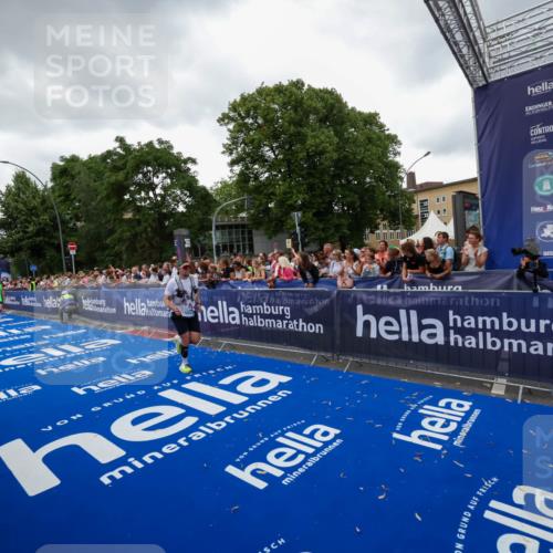 29.06.2025 - hella hamburg halbmarathon Zöllner http://msf.ph/oto/8418157 29.06.2025 10:51:39 Ziel 1335, 5008, 10691, 13327, 14012, 14458, 19007, 19020 meine-sportfotos.de