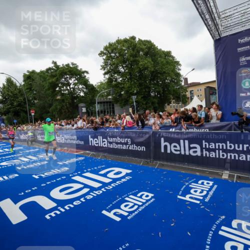 29.06.2025 - hella hamburg halbmarathon Zöllner http://msf.ph/oto/8418168 29.06.2025 10:51:42 Ziel 5008, 13327, 14012, 14458, 15496, 15899, 19007, 19020 meine-sportfotos.de