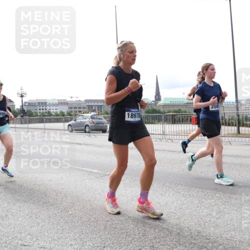 29.06.2025 - hella hamburg halbmarathon Lena Gebhardt http://msf.ph/oto/8418179 29.06.2025 10:27:06 Lombardsbrücke 2045, 18978, 1793, 1530, 1793, 1973, 2045, 2306, 2643, 2775, 4358, 4507, 4509, 5494, 5495, 5707, 5825, 6259, 6625, 6637, 7069, 7234, 7314, 7944, 8056, 8079, 8281, 9186, 9349, 10077, 10465, 11110, 11270, 11740, 11766, 12071, 13462, 14020, 14021, 15027, 15108, 15641, 15878, 16479, 16788, 17049, 17300, 17445, 17675, 18074, 18097, 18516, 18962, 18976, 18978 meine-sportfotos.de