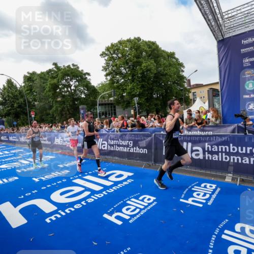 29.06.2025 - hella hamburg halbmarathon Zöllner http://msf.ph/oto/8418180 29.06.2025 10:29:27 Ziel 2075, 8975, 9571, 10156, 12234, 13838, 14164, 15880, 16118, 18737, 19203 meine-sportfotos.de