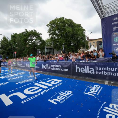 29.06.2025 - hella hamburg halbmarathon Zöllner http://msf.ph/oto/8418183 29.06.2025 10:51:42 Ziel 5008, 13327, 14012, 14458, 15496, 15899, 19007, 19020 meine-sportfotos.de