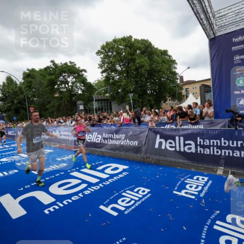 29.06.2025 - hella hamburg halbmarathon Zöllner http://msf.ph/oto/8418216 29.06.2025 10:51:44 Ziel 5008, 6286, 13327, 14012, 14458, 15496, 15831, 15899, 19007, 19020 meine-sportfotos.de