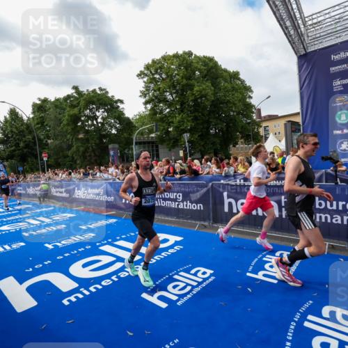 29.06.2025 - hella hamburg halbmarathon Zöllner http://msf.ph/oto/8418220 29.06.2025 10:29:28 Ziel 2075, 8975, 9571, 10156, 12234, 13838, 14164, 15880, 16118, 17197, 18737, 19203 meine-sportfotos.de